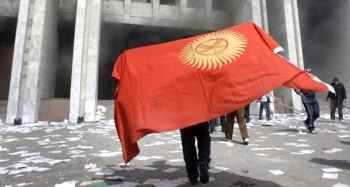 شخصیت‌پرستی و انتصابات فامیلی عوامل داخلي سقوط دولت قرقیزستان